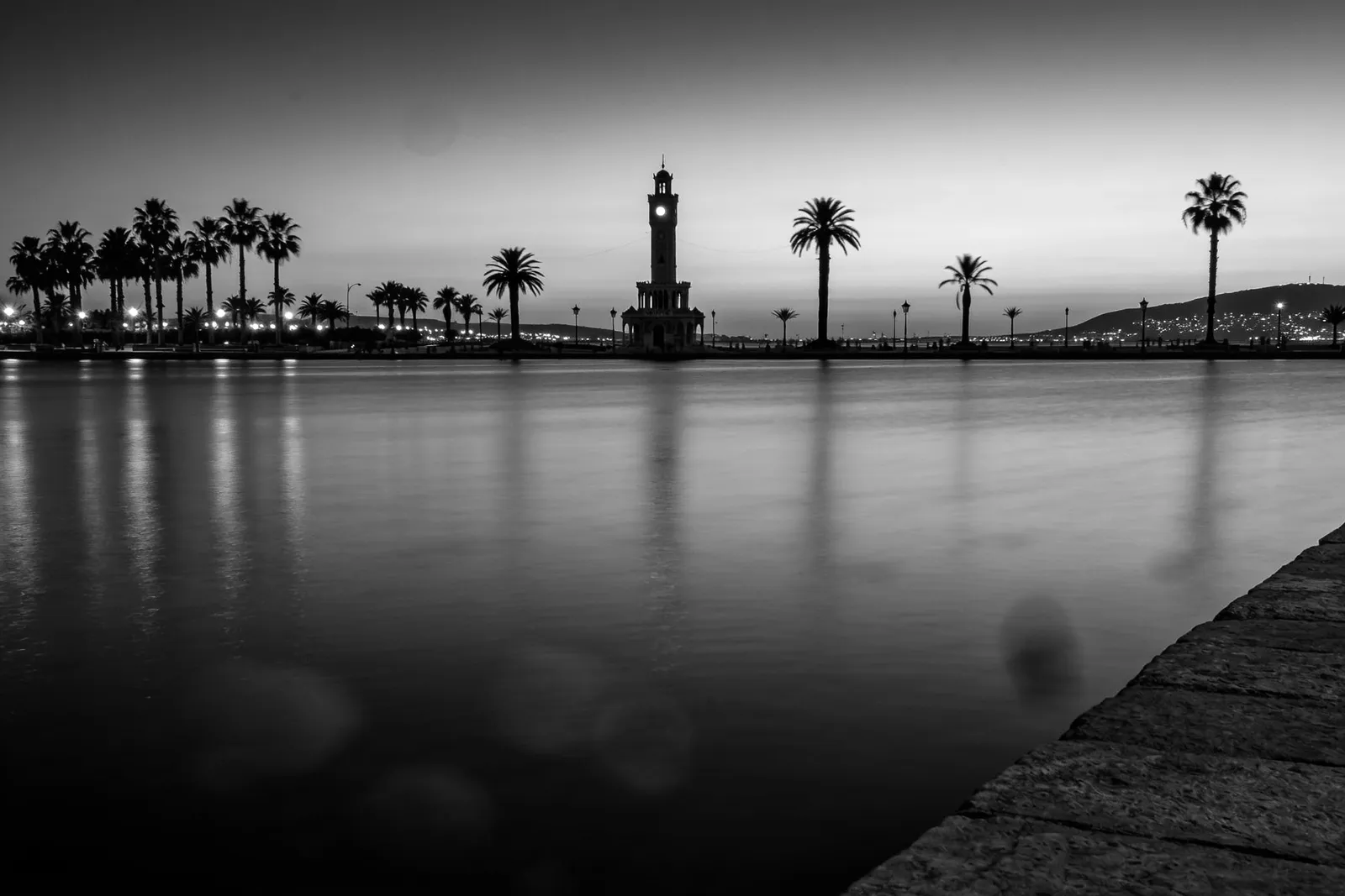 Alacakaranlıkta İzmir körfezi, siyah beyaz